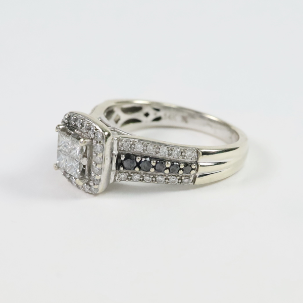 Inel cu Diamante Albe Si Negre din Aur Alb 14k