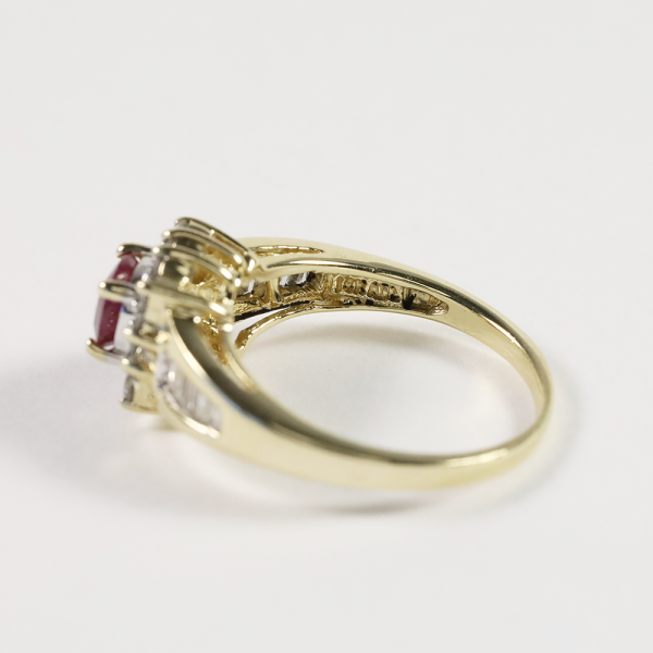 Inel Cu Rubin și Diamante din Aur Galben 14k