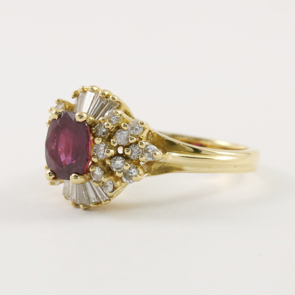 Inel Cu Rubin și Diamante din Aur Galben 18k