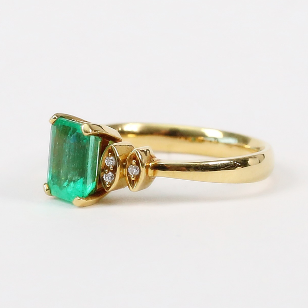Inel cu Smarald Și Diamante din Aur Galben 18k