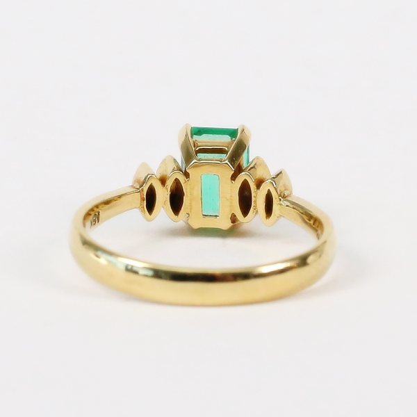 Inel cu Smarald Și Diamante din Aur Galben 18k