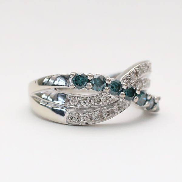 Inel cu Diamante Albastru Și Alb din Aur Alb 10k