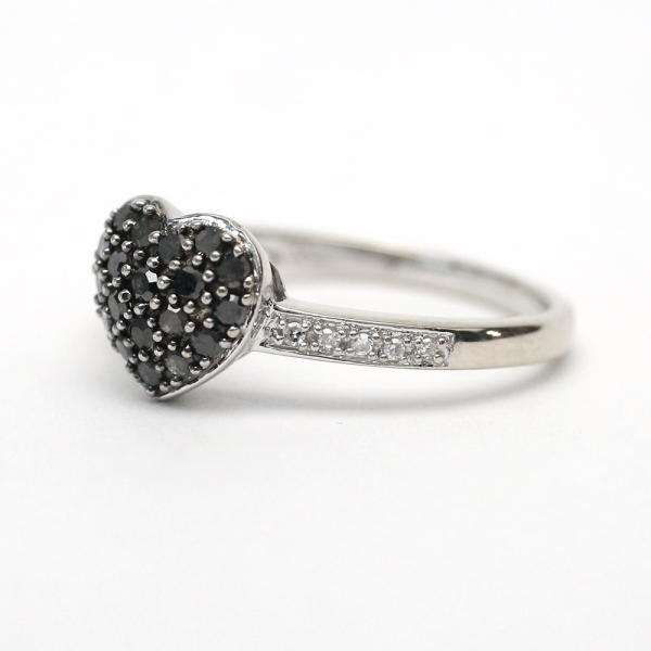 Inel Inimă cu Diamante Alb Și Negru din Aur Alb 10k