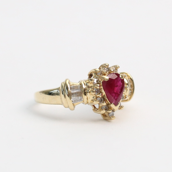 Inel cu Diamante Și Rubine din Aur Galben 14k