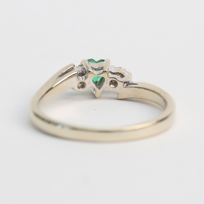 Inel cu Smarald Inimă Și Diamante din Aur Alb 14k