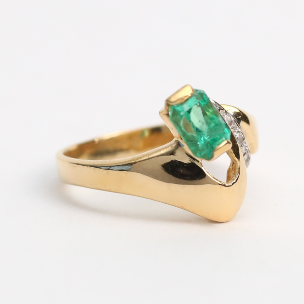 Inel cu Smarald Și Diamante din Aur Galben 18k