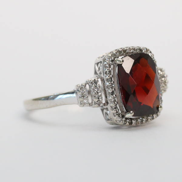 Inel cu Granat Și Diamante din Aur Alb 14k