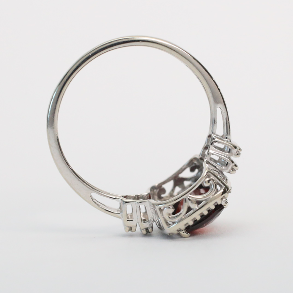 Inel cu Granat Și Diamante din Aur Alb 14k